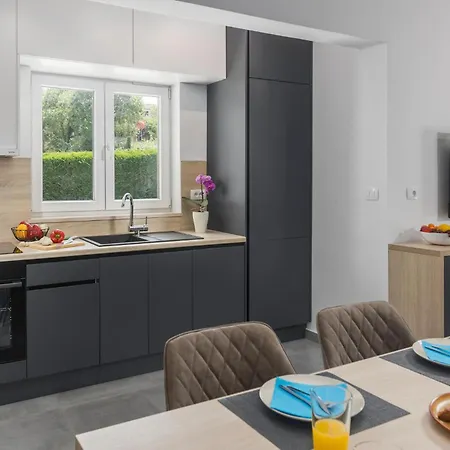 2 Bedroom In Sveti Lovrec Pazenati Semesterbostad Sveti Lovreč Pazenatički