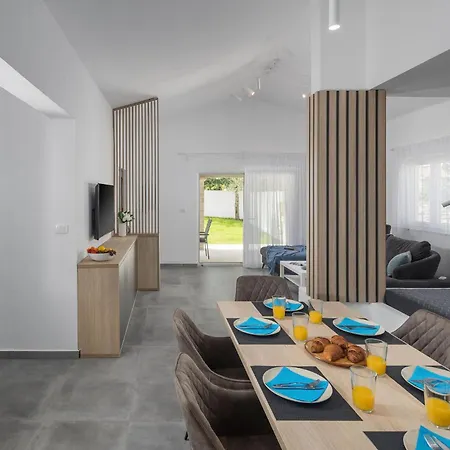 Ferienhaus Awesome In Sveti Lovrec Pazenati Sveti Lovreč Pazenatički