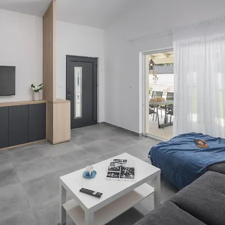 2 Bedroom In Sveti Lovrec Pazenati *