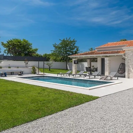2 Bedroom In Sveti Lovrec Pazenati *