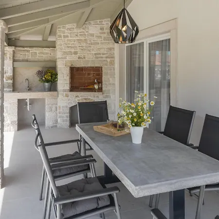 2 Bedroom In Sveti Lovrec Pazenati Holiday home